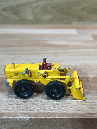 MATCHBOX LESNEY - 43 Aveling-Barford Tractor Shovel Yellow w/ Red Driver & Base - Picture 4 of 6