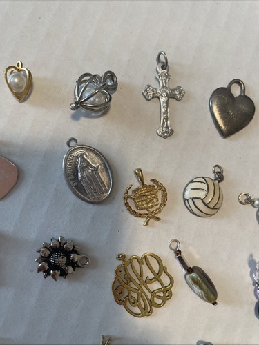 Vintage Trödel Schublade Schmuck Anhänger, Stifte, Medaillons 29 Stück - Bild 8 von 12