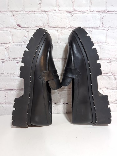Mocasín Schutz Christie con tachuelas gruesas suelas de cuero negro talla 9,5 $168 - Imagen 5 de 13