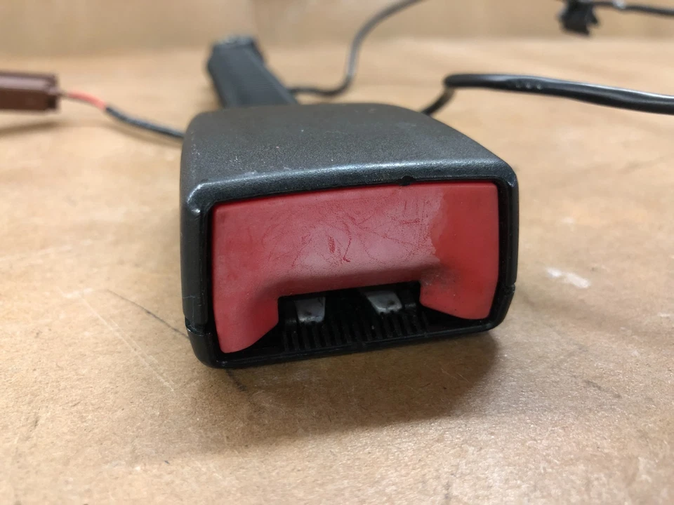 Receptor de fivela de cinto de segurança Ford Transit Connect 2012 (passe. frontal) 2010-2013 - Imagem 3 de 4