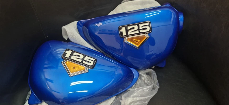 Cubierta Lateral con Emblema Honda CB100k3 CB125S CB 125 S 1 Par AZUL Foto 4 de 4