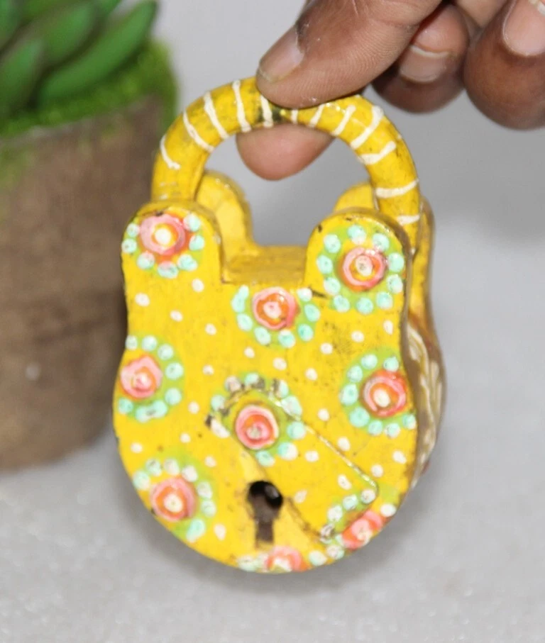 Cerradura y llave antigua de hierro de laca amarilla pintada a mano grabada floral - 14522 Foto 3 de 4