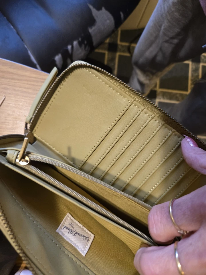 Tarjeta de crédito, monedas y billetes de mano. Foto 3 de 4