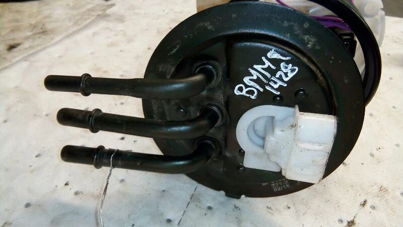 Conjunto de bomba de combustível dianteira Chevrolet Avalanche 2500 4932798 2002 - Imagem 2 de 4