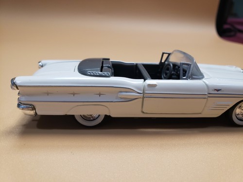 Road Champs 1958 Pontiac Bonneville Conv 1:43 White w/ Billboard 1998 - Picture 2 of 10