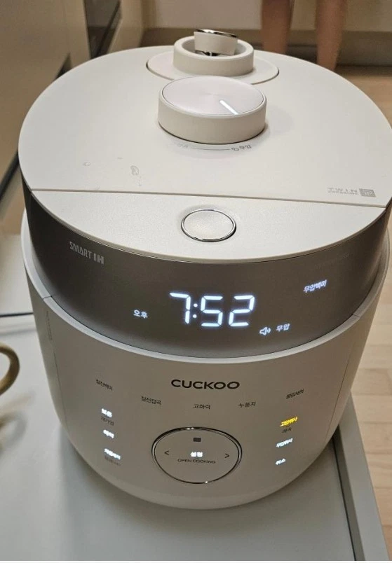 CUCKOO/IH Pressure Electric Rice Cooker/CRP-LHTAR0610FGI/For 6people/220V/EUplug
Opens in a new wind
