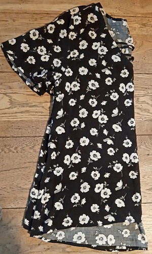 SO Authentic American Heritage Black Gray & White Floral Criss Cross Chest Sz M - Picture 6 of 7