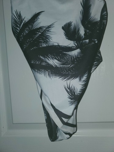 Traje de baño CUPSHE de una pieza, palmeras negras/blancas, talla pequeña (NUEVO SIN ETIQUETAS) - Imagen 3 de 5