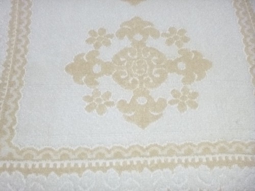 Vtg Tan & White Sculpted Bath Towel Scrolls & Medallions No Tag 22x40" - Picture 2 of 7