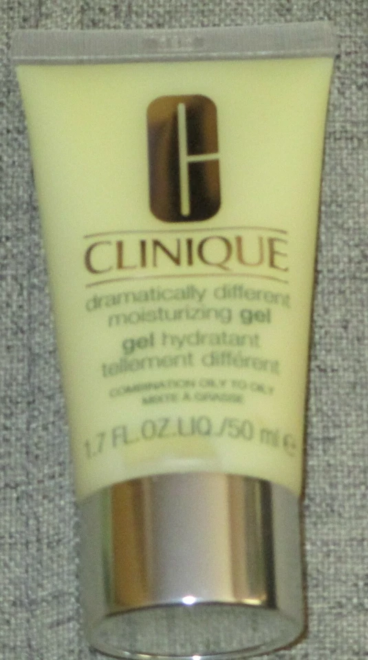 Clinique Set de 3 piezas para el cuidado de la piel - Gel hidratante, crema hidratante nocturna inteligente y potenciador Foto 4 de 4