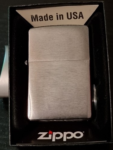 UNUSUAL ZIPPO SIDE FLAME BRUSHED CHROME ZIPPO LIGHTER (PL200) BNIB - Picture 18 of 19