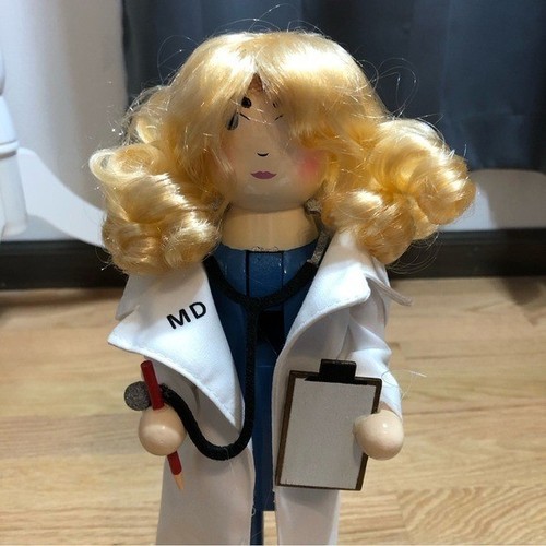 Nussknackerin Ärztin NEU MD blond Weihnachten Urlaub Deko Laborkittel - Bild 4 von 7