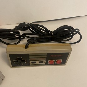 Nintendo NES Controller Lot  Of 5 Nes-004 Controllers & Nes-005 Zapper Untested