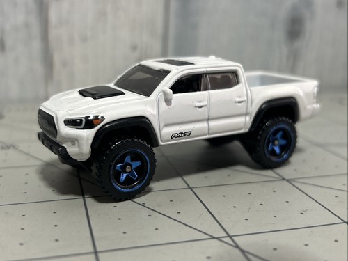 Hot Wheels '20 Toyota Tacoma White LOOSE
