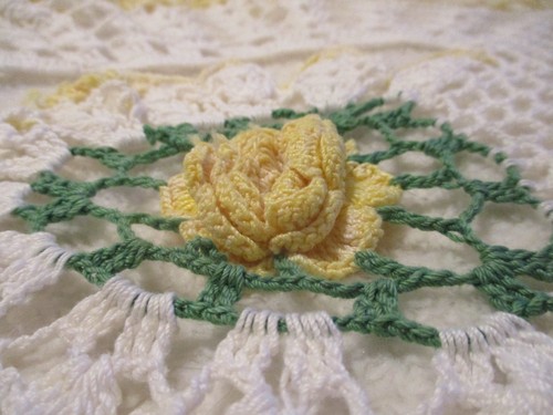 Vintage~Crocheted Floral PatternTable Runner~Large Doily~33.75" x 16.5:"~1960's - Picture 11 of 24