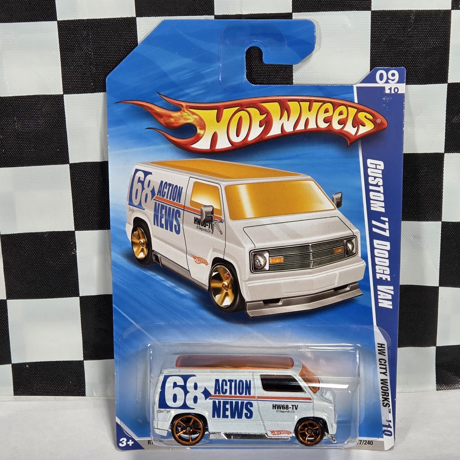 2010 Hot Wheels #117 HW City Works 9/10 CUSTOM '77 DODGE VAN White Action News