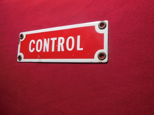 Letrero de control vintage de porcelana rojo y blanco 6 x 2 pulgadas hombre cueva bar garaje - Imagen 3 de 7