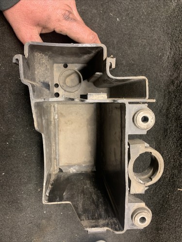 Yamaha XJ 700 MAXIM Battery Box Holder 1985 ๐๏ธ - Picture 3 of 3