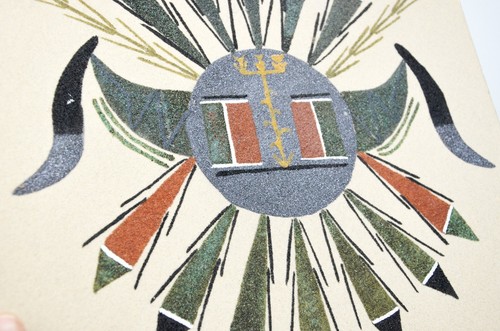 Pintura de arena navajo Chiricahua al sol firmado por L Jensen arte nativo americano Ikaah - Imagen 3 de 4