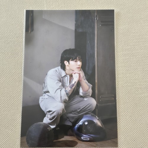 BTS JUNGKOOK EXHIBITION GOLDEN : THE MOMENT'S POP-UP OFFICIAL MD - PRINTED PHOTO - Picture 13 of 46