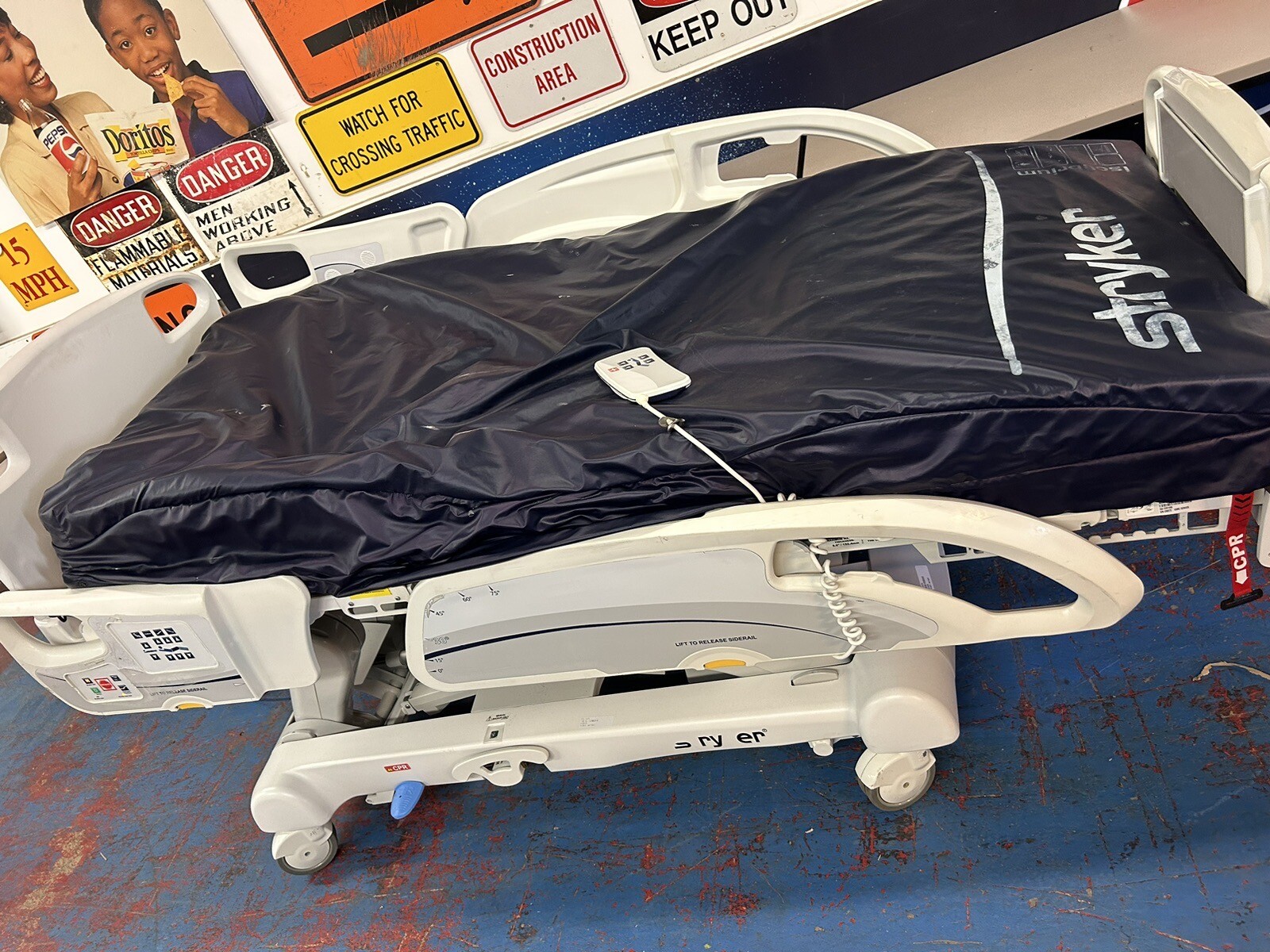 Stryker InTouch 2141Zoom Critical Care Hospital Bed w/ Isolibrium