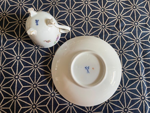 Exquisite Mokkatasse + Untertasse Meissen mit Streublumen und Füßen - Bild 5 von 5