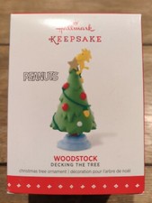 Hallmark keepsake PEANUTS 2015  DECKING THE TREE Peanuts Gang New in Box