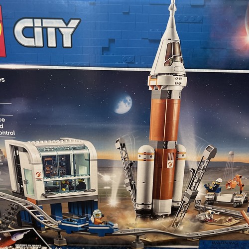 LEGO CITY: Deep Space Rocket and Launch Control (60228) - Picture 6 of 9