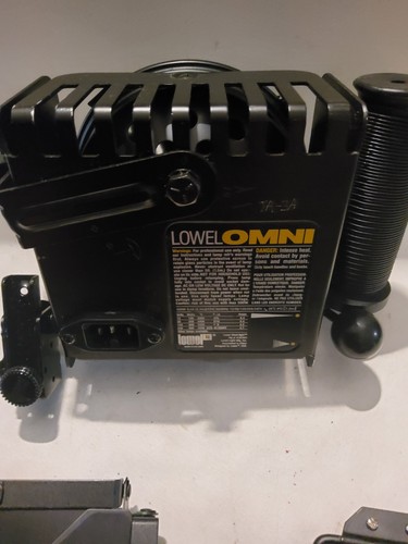 Lowel Omni -light flood light w/ barn doors,screen .no lamp - Picture 4 of 7