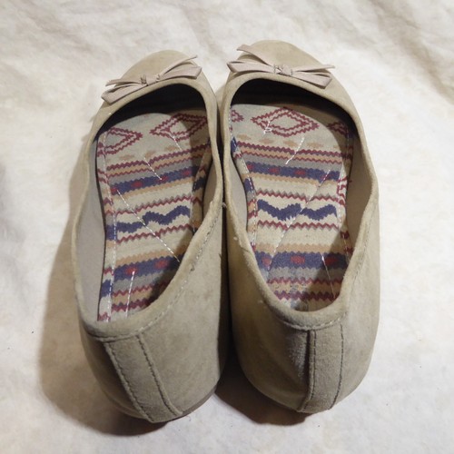 🩰 Arizona Jean Classic Ballet Flats sz 8.5 Malibu Beige Suede Leatherette; Bows - Picture 15 of 16