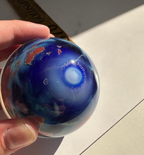 Vintage 1990 Lundberg Studios Art Glass Signed World Globe Paperweight w/ Stand - Picture 4 of 6