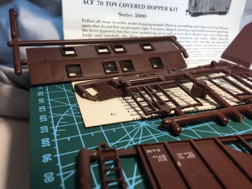 E&B Valley Railroad Co ACF 70ton 2 Bay Covered Hopper HO Kit ATSF - Bild 3 von 5