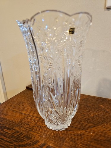 Brand New never used vintage 1996 Oneida Crystal Spring Lace 8" Vase C033 105