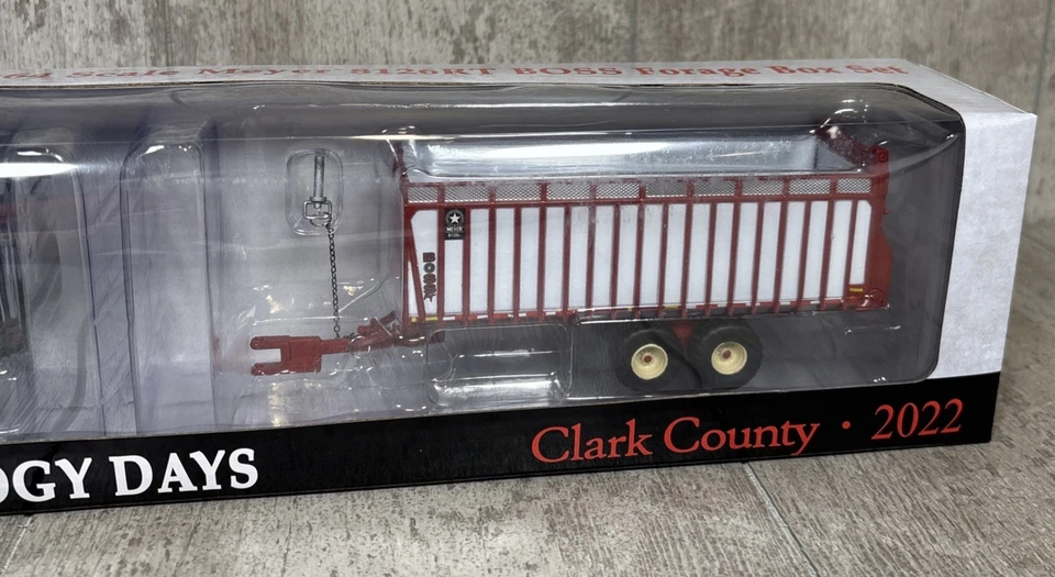 1/64 Speccast 2022 Wisconsin Farm Tech Days Meyer 8126RT Boss Forage Box Set - Image 3 of 4