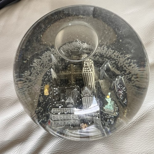 Saks Fifth Avenue New York City Musical Snow Globe - Picture 6 of 9