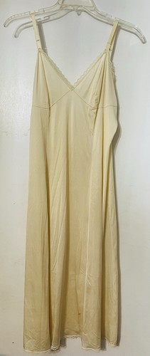 Vintage Vanity Fair Ivory Cream Nylon Slip 36 TT With Lace Trim