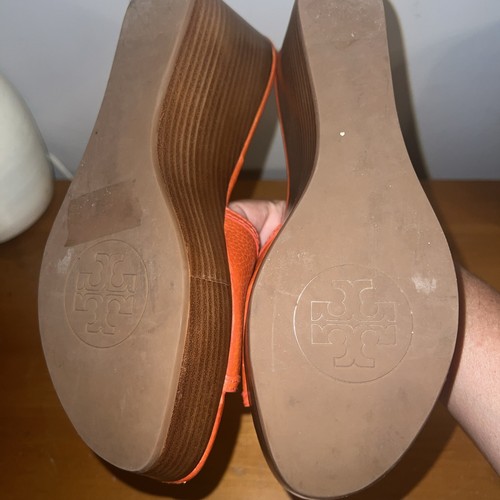 Tory Burch Elina sandali da donna a metà zeppa in pelle arancione con logo oro US9,5 - Foto 7 di 10