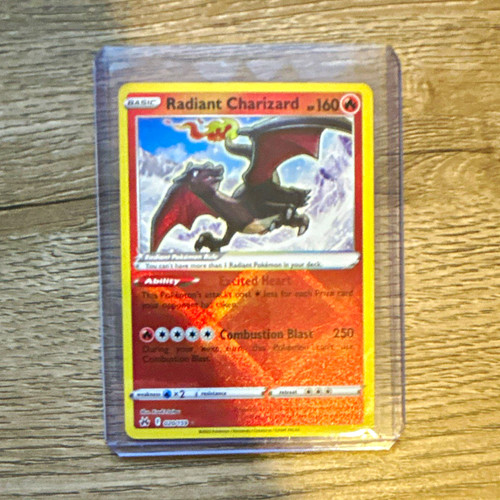 The Pokémon Company Radiant Charizard 011/078 Pokémon GO Radiant Holo Rare (EN)