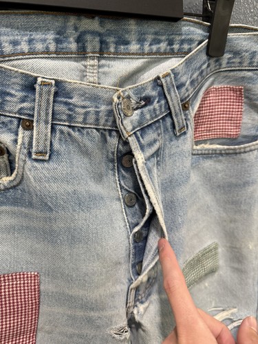 Jeans de mezclilla vintage años 70 Levi’s 501 botón mosca línea roja rescatados retazos talla 30 - Imagen 9 de 10