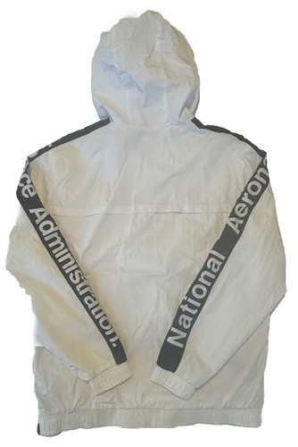Chaqueta cortavientos NASA Abrigo Pull & Bear para hombre XL blanca media cremallera con capucha - Imagen 3 de 8