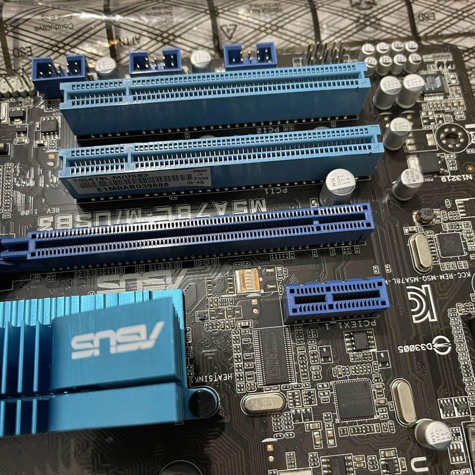 ASUS M5A78L-M/USB3 AMD Socket AM3+ DDR3 Micro ATX Optical 6 Pt Audio Motherboard - Image 2 of 4