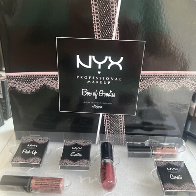 NYX メイクボックス×メイク品セット Nyx Professional Makeup Box Of Goodies Calendar Featuring Lingerie