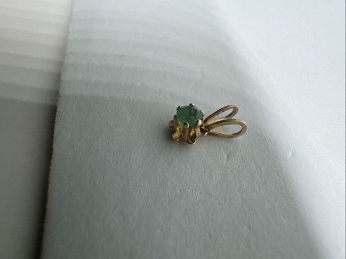 VINTAGE 14K YELLOW GOLD GREEN EMERALD BUTTERCUP SETTING DAINTY PENDANT/CHARM - Picture 5 of 12