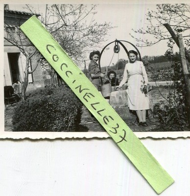 Foto aufgenommen 1939 in MARSAS Frauen schießen Wasser aus Brunnen am Weinberg