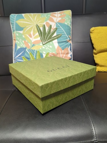 Grüne Gucci Geschenkbox mit Prägung und Seidenpapier 30 x 27 x 11 cm  - Bild 4 von 5