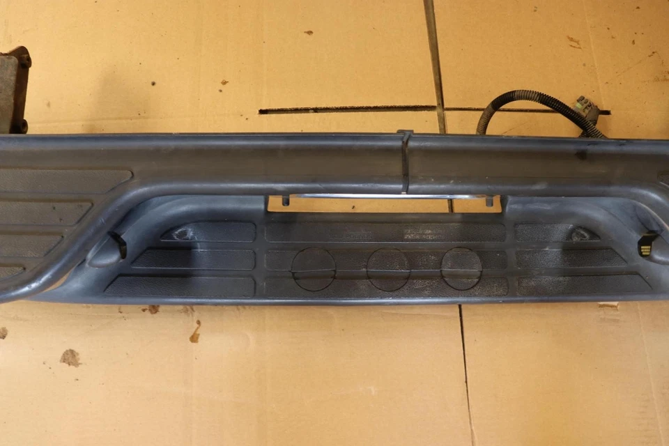 Cubierta de parachoques trasero Chevy Tahoe 2000-2006 placa de paso cromada OEM Foto 4 de 4