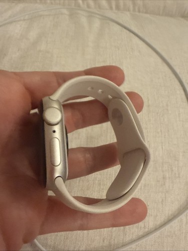 Apple Watch SE 2nd Gen. 40mm Aluminum Case with S/M Sport Band - Starlight (GPS) - Picture 3 of 4