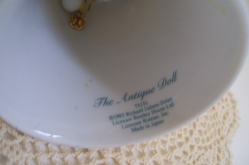Porcelain Bell 1992 Bentley House, Licensee Roman Ltd entitled "Antique Doll" - Picture 2 of 11