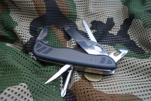 NUEVO Cuchillo de Soldado Suizo Victorinox 08 Verde/Negro Una Mano 0.8461.MWCH 35450 - Imagen 4 de 5