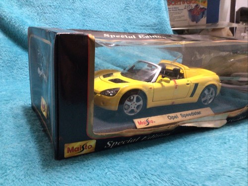 1/18 MAISTO OPEL SPEEDSTER YELLOW AND BLACK INTERIOR NEW - Picture 3 of 11